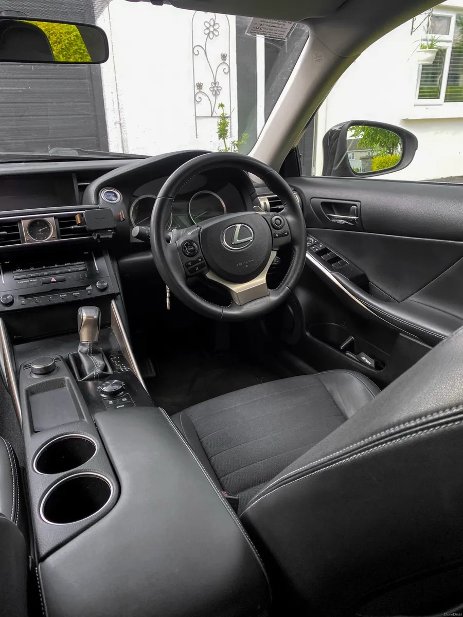 Lexus IS 300h - Image 4