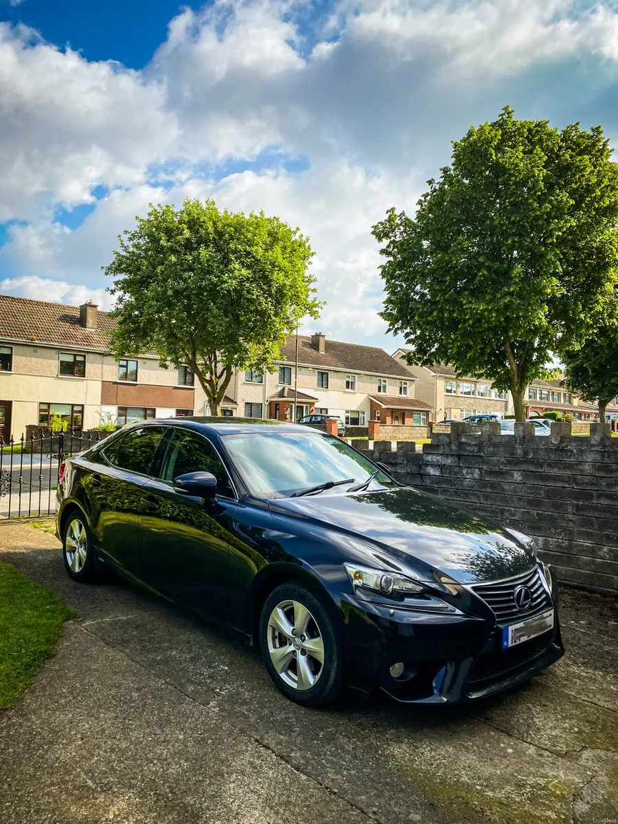 Lexus IS 300h - Image 1