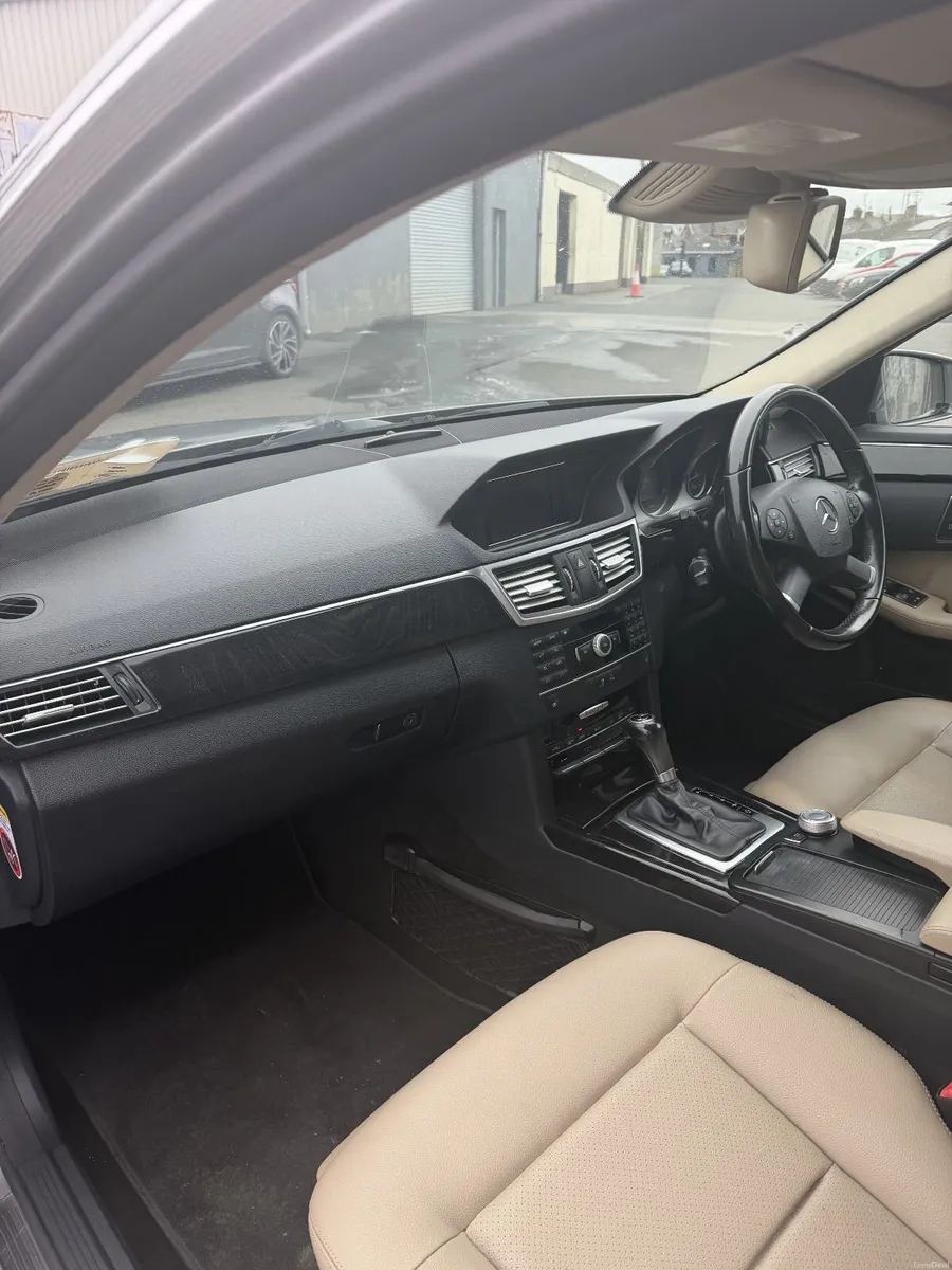 Mercedes-Benz E-Class 2011 - Image 4