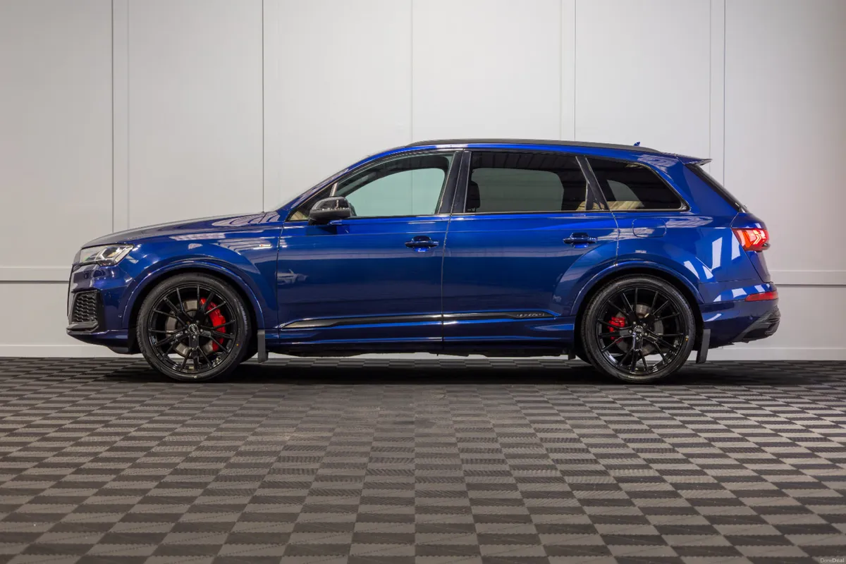 2023 Audi Q7 S-Line 60 TFSIe Competition - Image 3