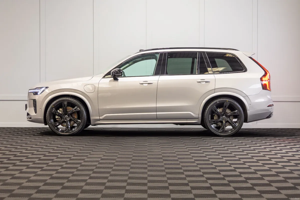 2025 Volvo XC90 T8 Plus Dark Theme 7 Seater - Image 3
