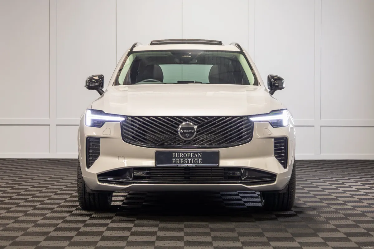 2025 Volvo XC90 T8 Plus Dark Theme 7 Seater - Image 2