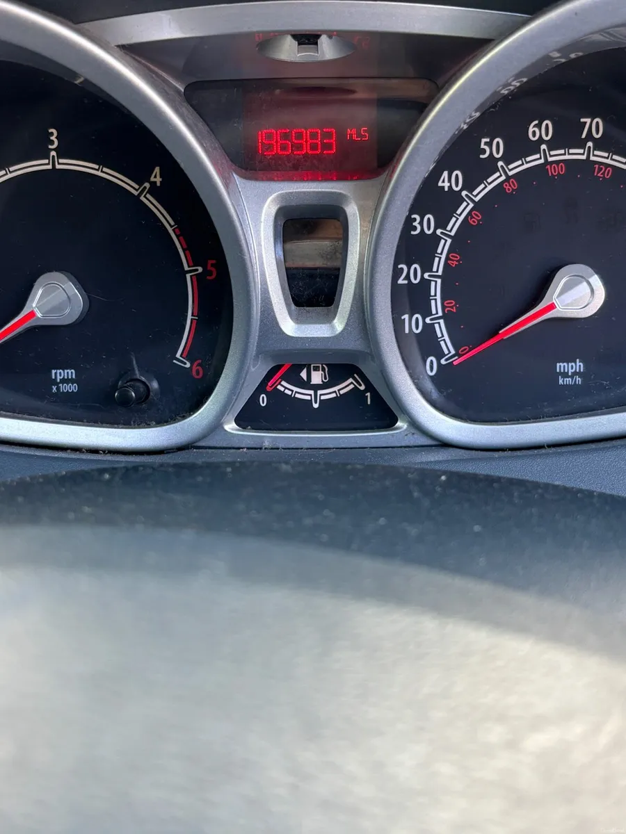 Ford Fiesta 2010 - Image 2