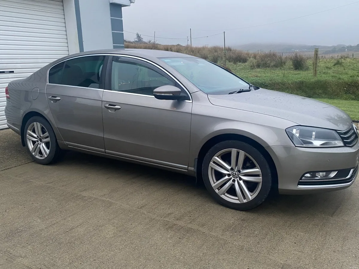 Volkswagen Passat 2012 - Image 2