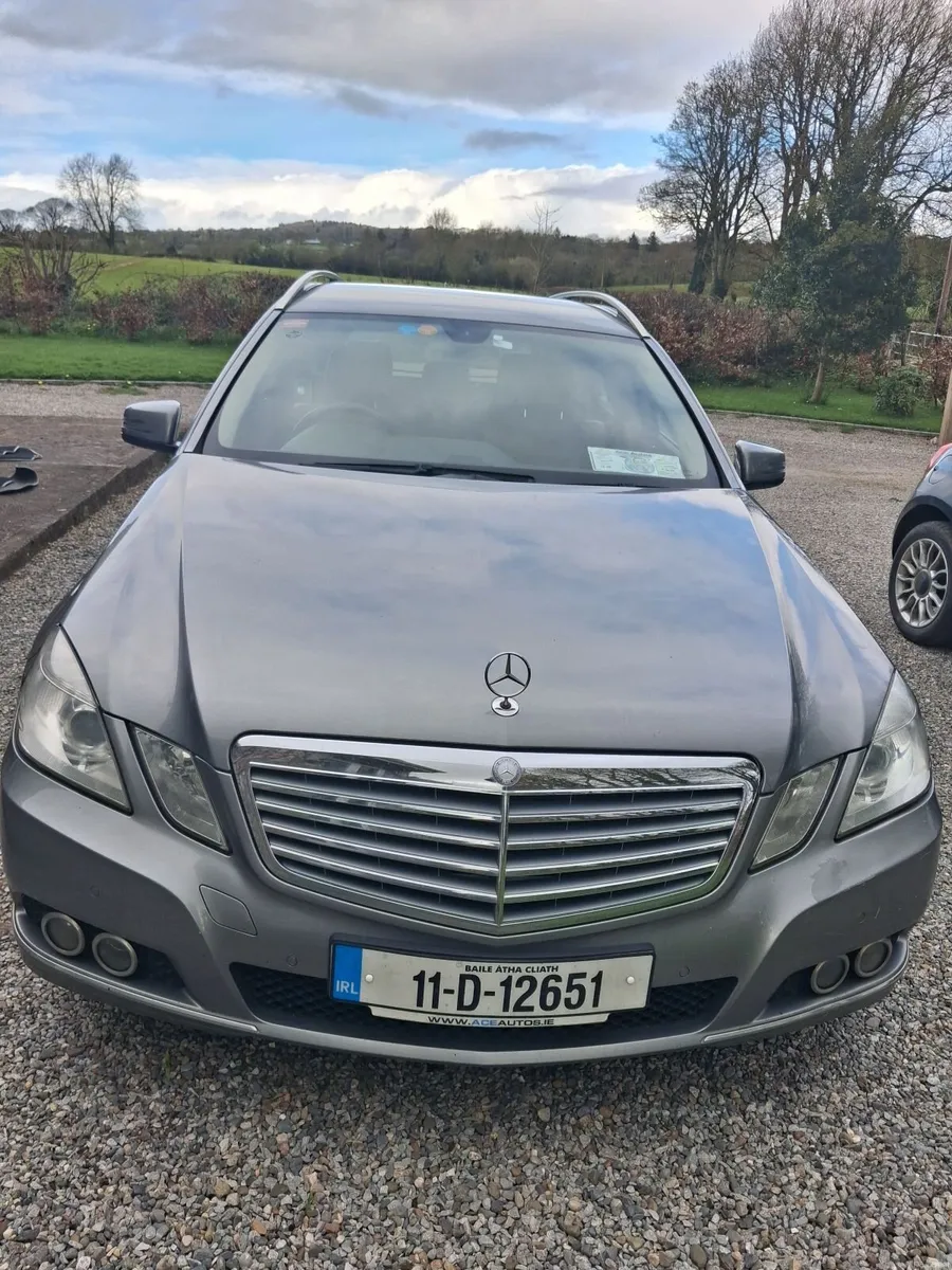 Mercedes-Benz E-Class 7 seater - Image 1