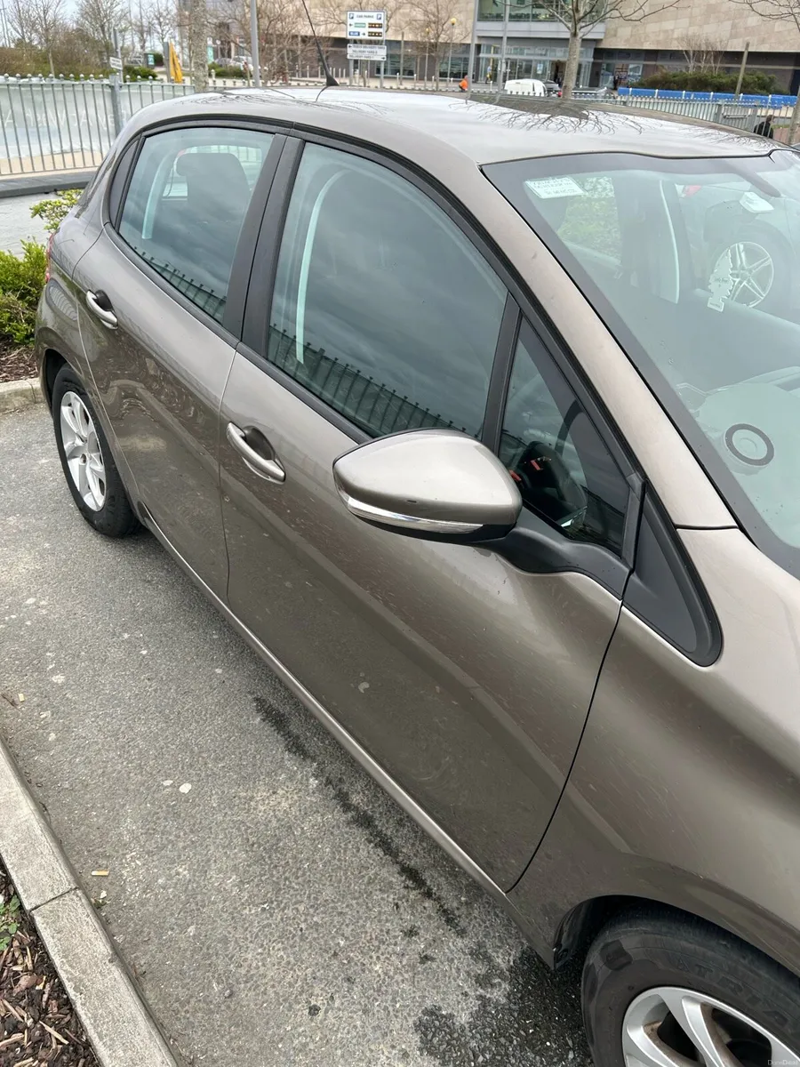 Peugeot 208 2014 - Image 2