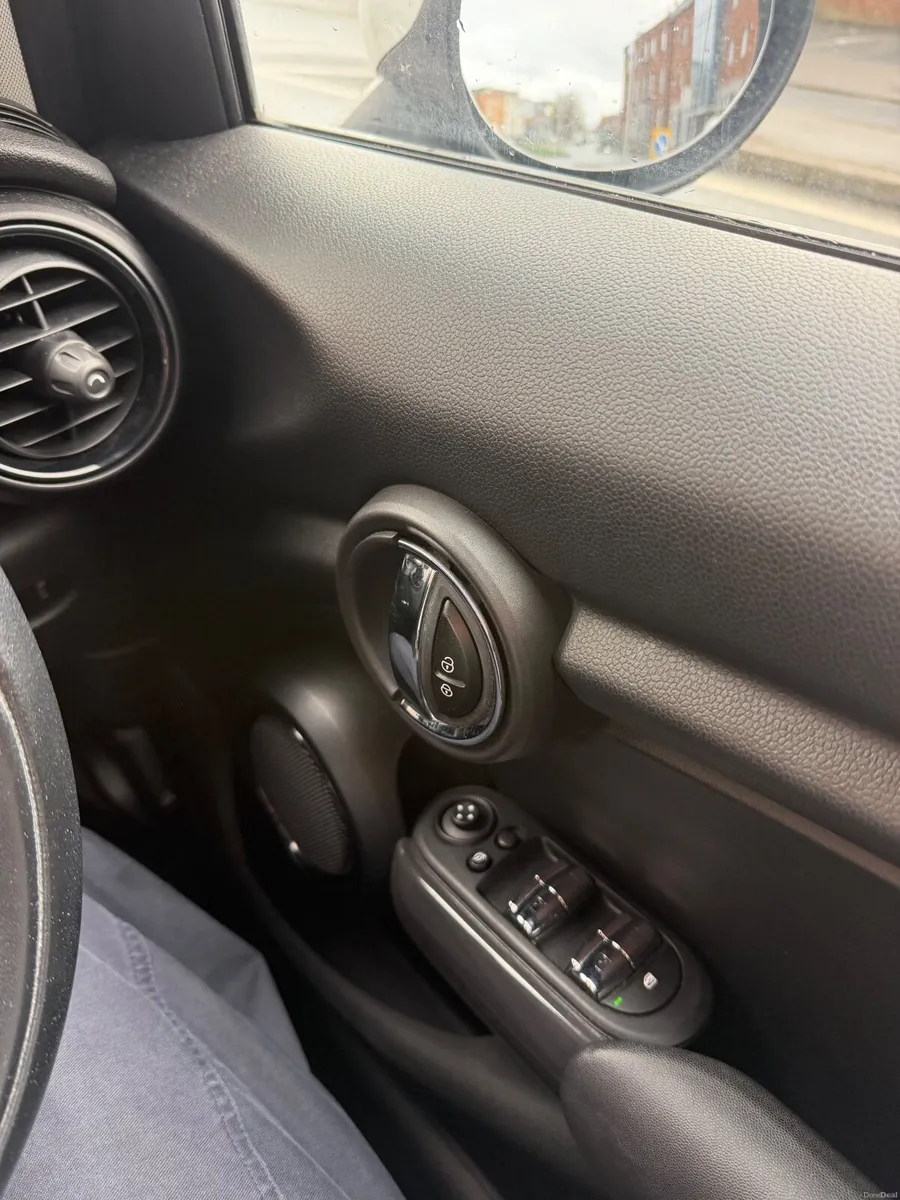 Automatic Mini Cooper 2016 LOW MILEAGE - Image 4