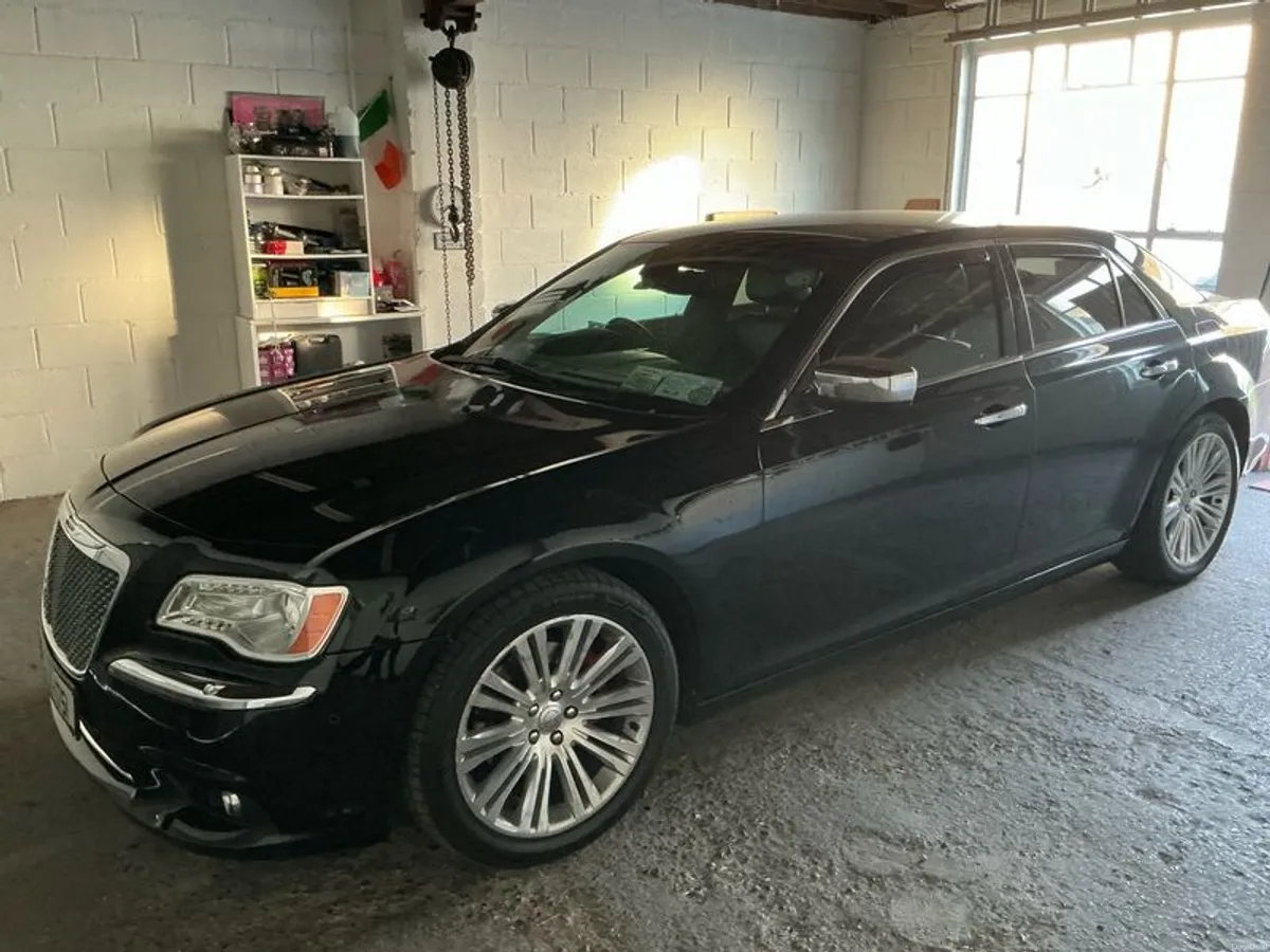 2013 Chrysler 300c - Image 4