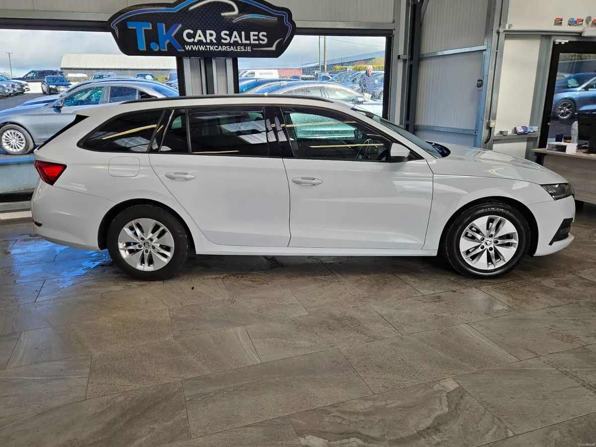 211 SKODA OCTAVIA AMBITION PETROL ESTATE - Image 3