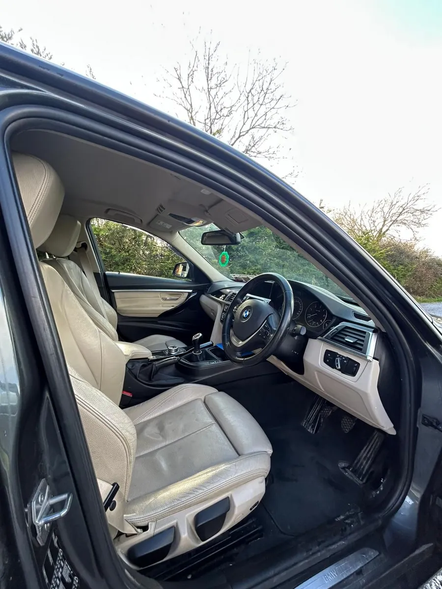 BMW 3-Series 2018 - Image 2