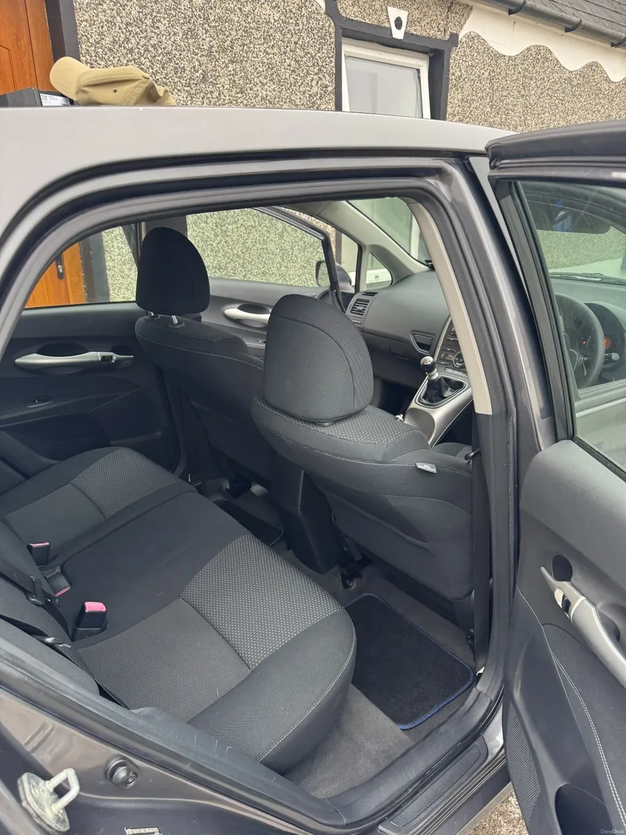 Toyota Auris 2011 - Image 2