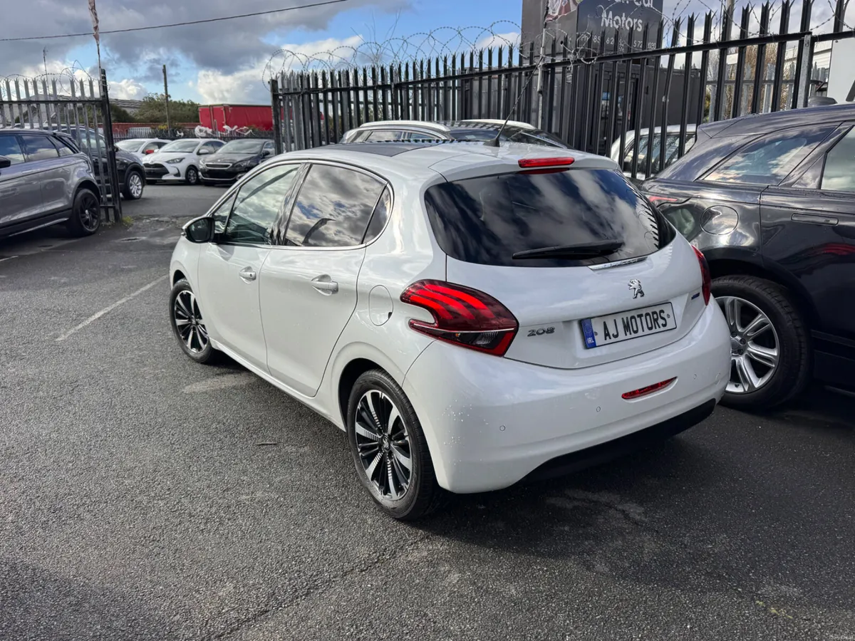 17 PEUGEOT 208 1.2 AUTO GLASS ROOF - Image 4