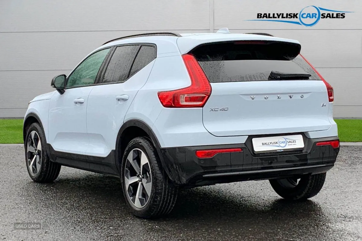 Volvo XC40 2.0 B4 197PS MHEV Plus Pro Dark Hybrid - Image 2