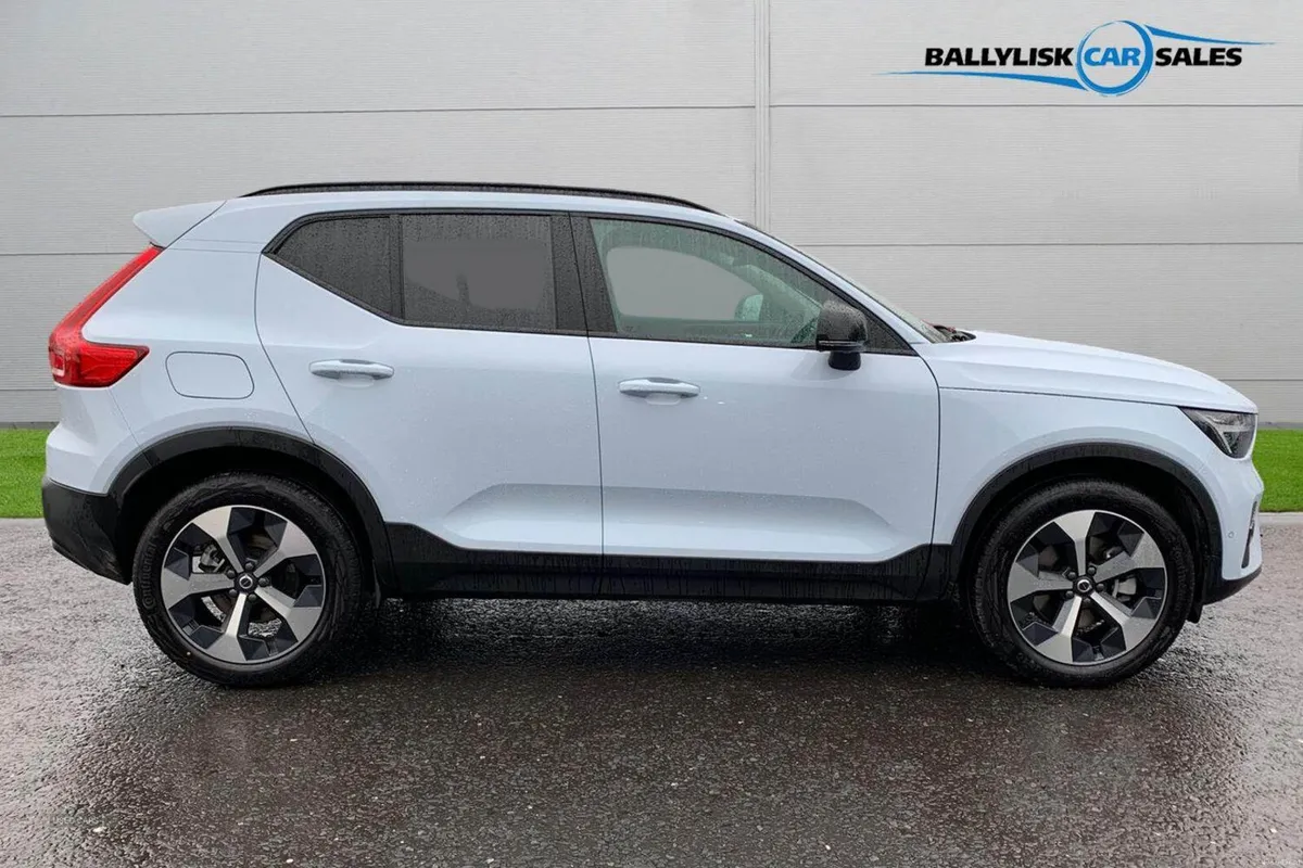 Volvo XC40 2.0 B4 197PS MHEV Plus Pro Dark Hybrid - Image 3