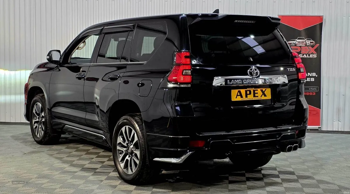 Toyota Land Cruiser 2023 diesel 7 seater VAT Q 185 - Image 3