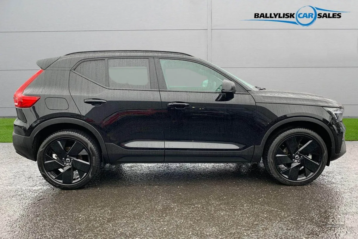 Volvo XC40 2.0 B4 197PS MHEV Plus Black Edition Hy - Image 3