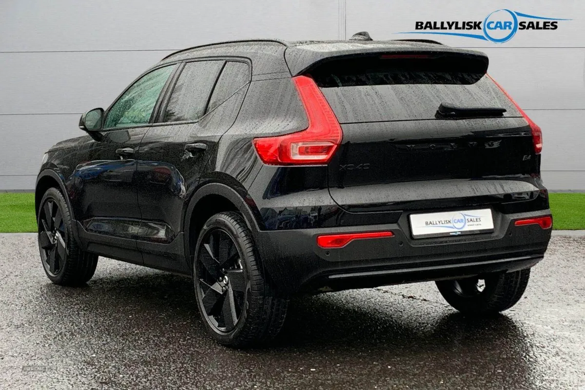 Volvo XC40 2.0 B4 197PS MHEV Plus Black Edition Hy - Image 2
