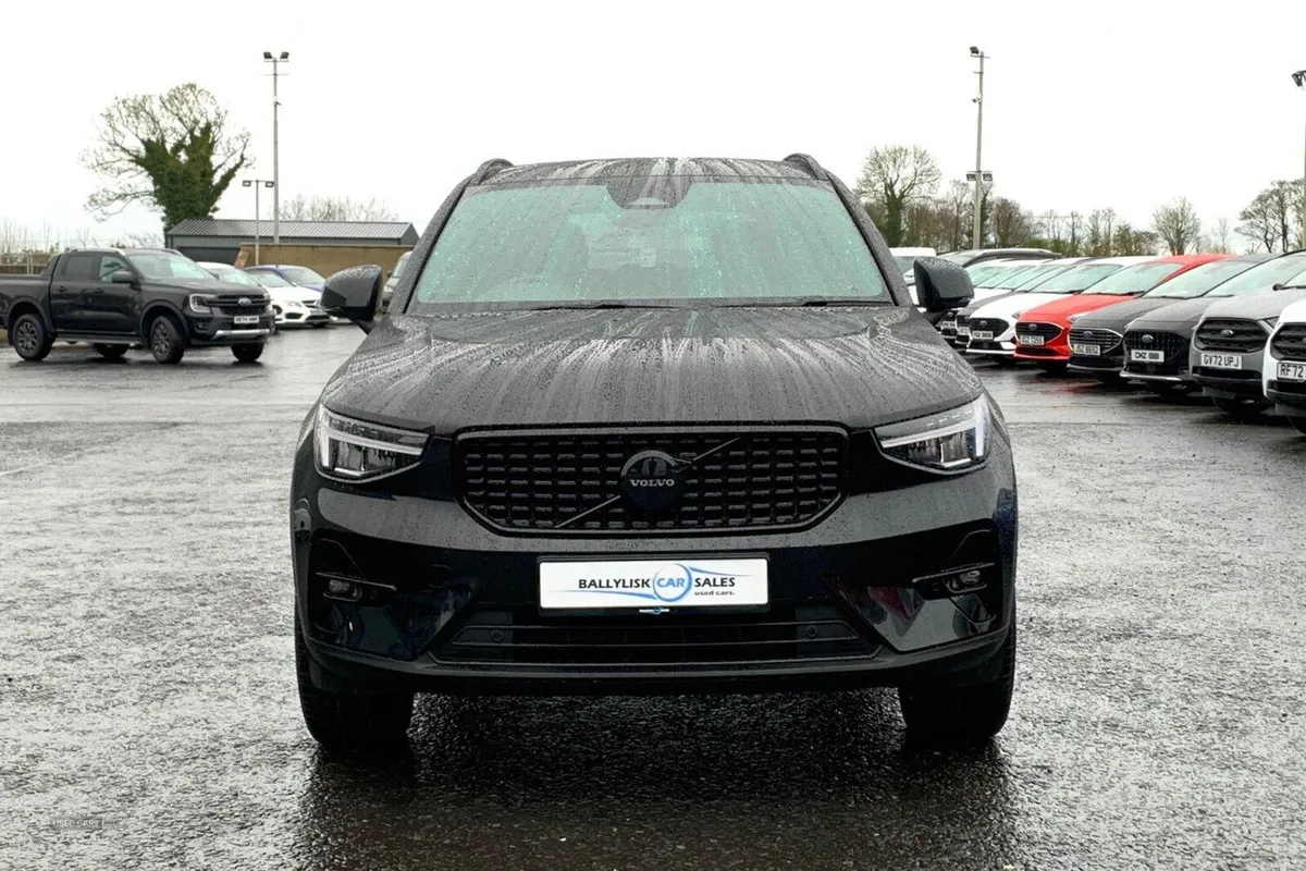 Volvo XC40 2.0 B4 197PS MHEV Plus Black Edition Hy - Image 4