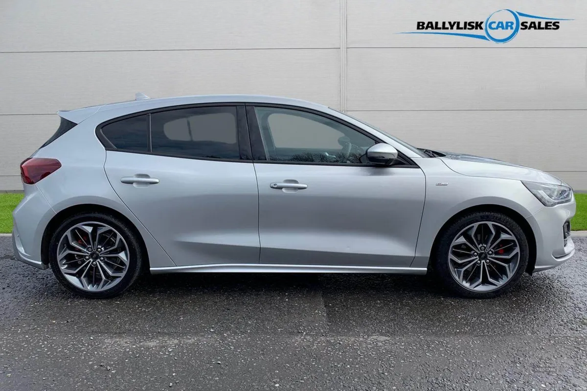 Ford Focus 1.0T 125PS ST-Line X in Moondust Silver - Image 3