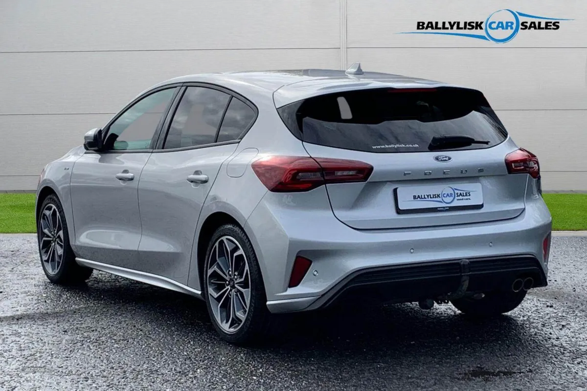 Ford Focus 1.0T 125PS ST-Line X in Moondust Silver - Image 2