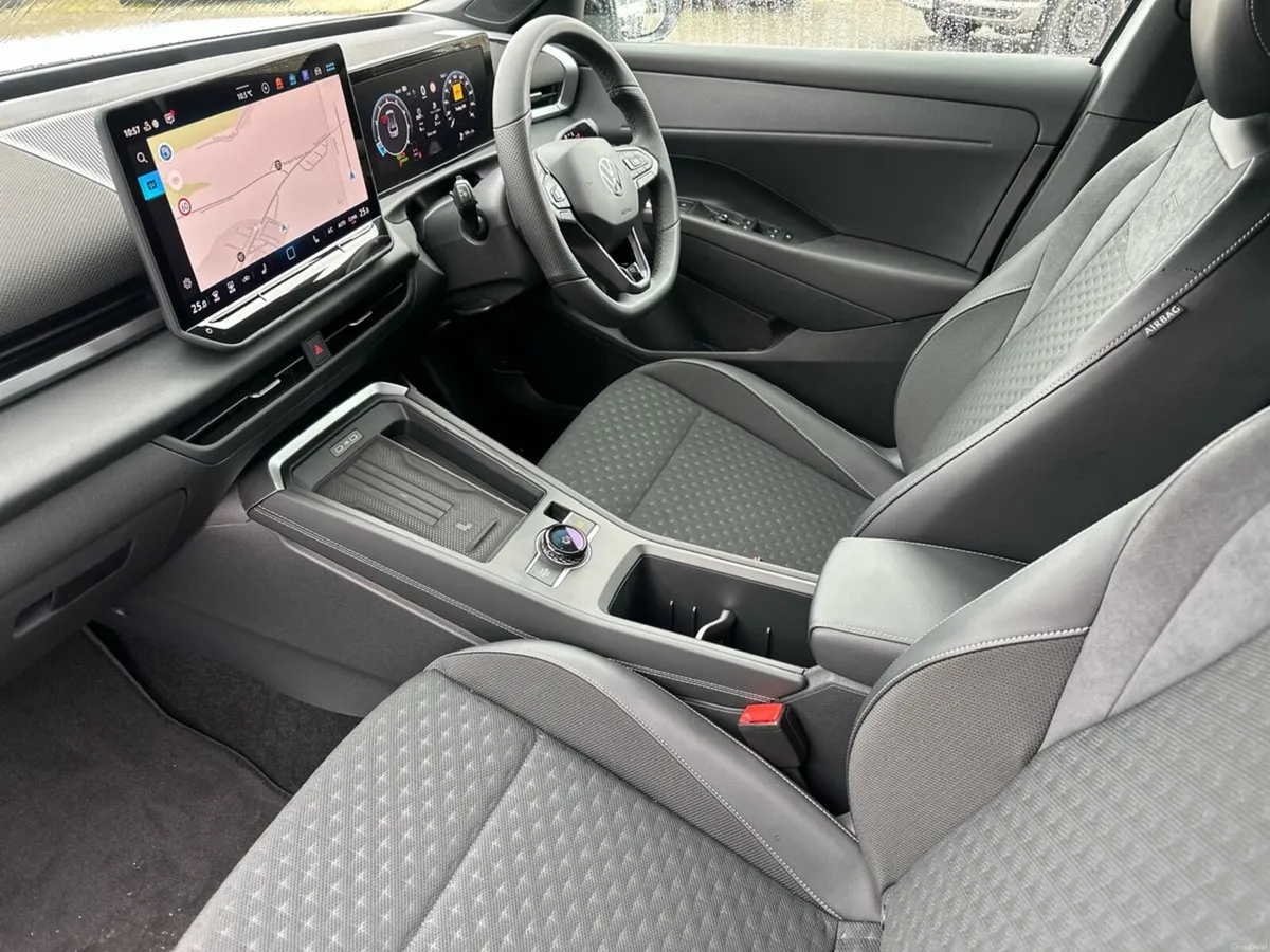 Volkswagen T-Roc R-LINE 1.5TSI 150HP AUTO MHEV - Image 3