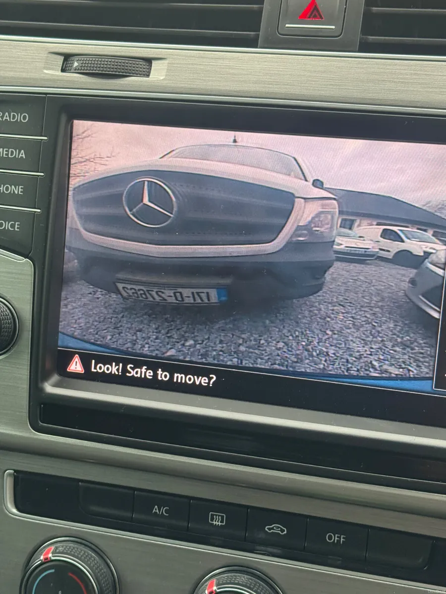 Volkswagen Golf 2014 automatic estate - Image 4