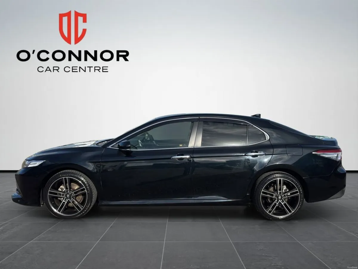 Toyota Camry XSE HYBRID 2.5 AUTO - Looks sharp, si - Image 3