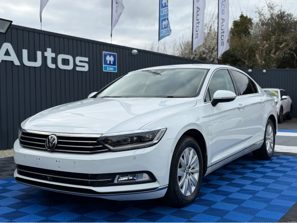 Volkswagen Passat HIGHLINE PREMIUM - 2.0L DIESEL - - Image 3
