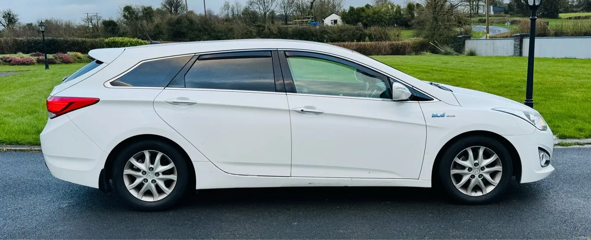 Hyundai i40 Top Spec  Immac Condition - Image 2