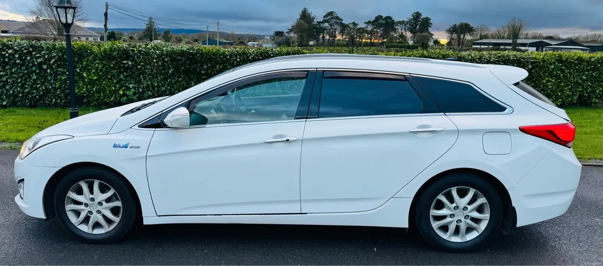 Hyundai i40 Top Spec  Immac Condition - Image 3