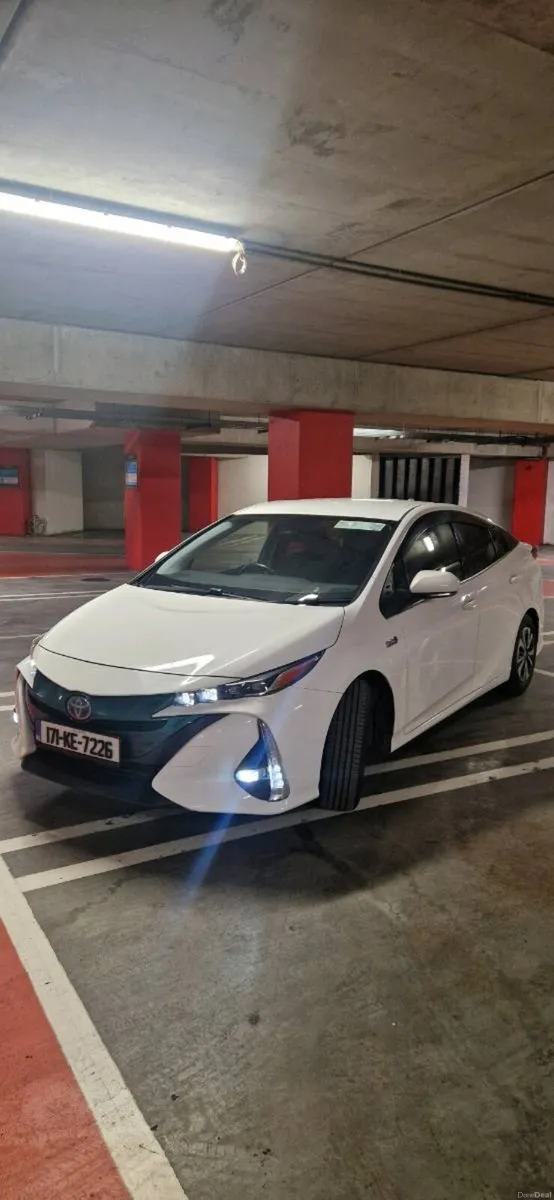 Toyota Prius PHV Plug-in - Image 2