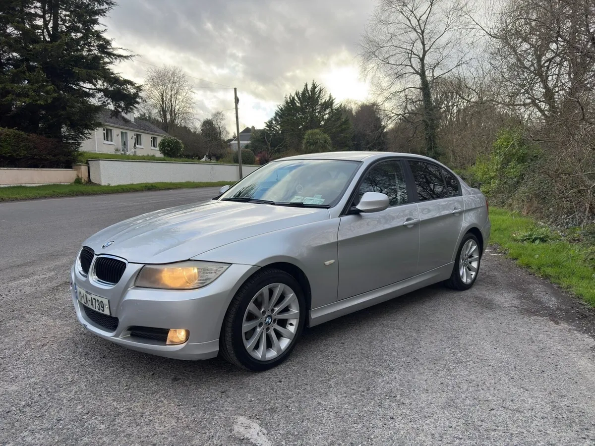 BMW 3-Series 2011 - Image 2