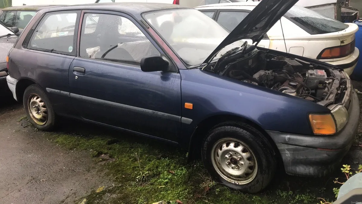 Selection of vintage cars - Image 4