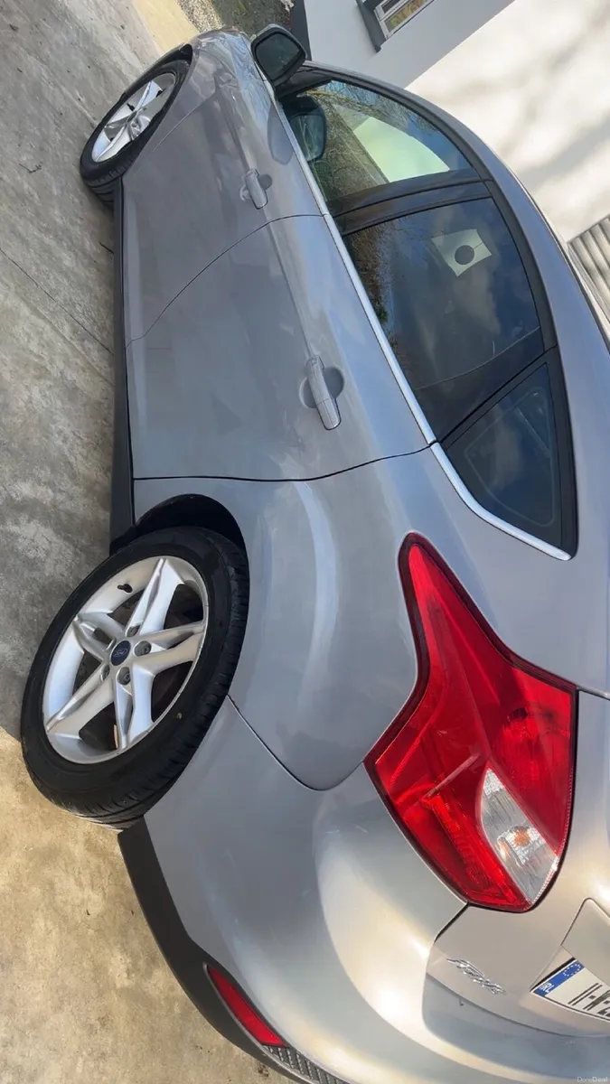 Ford Focus 2011 - Image 2