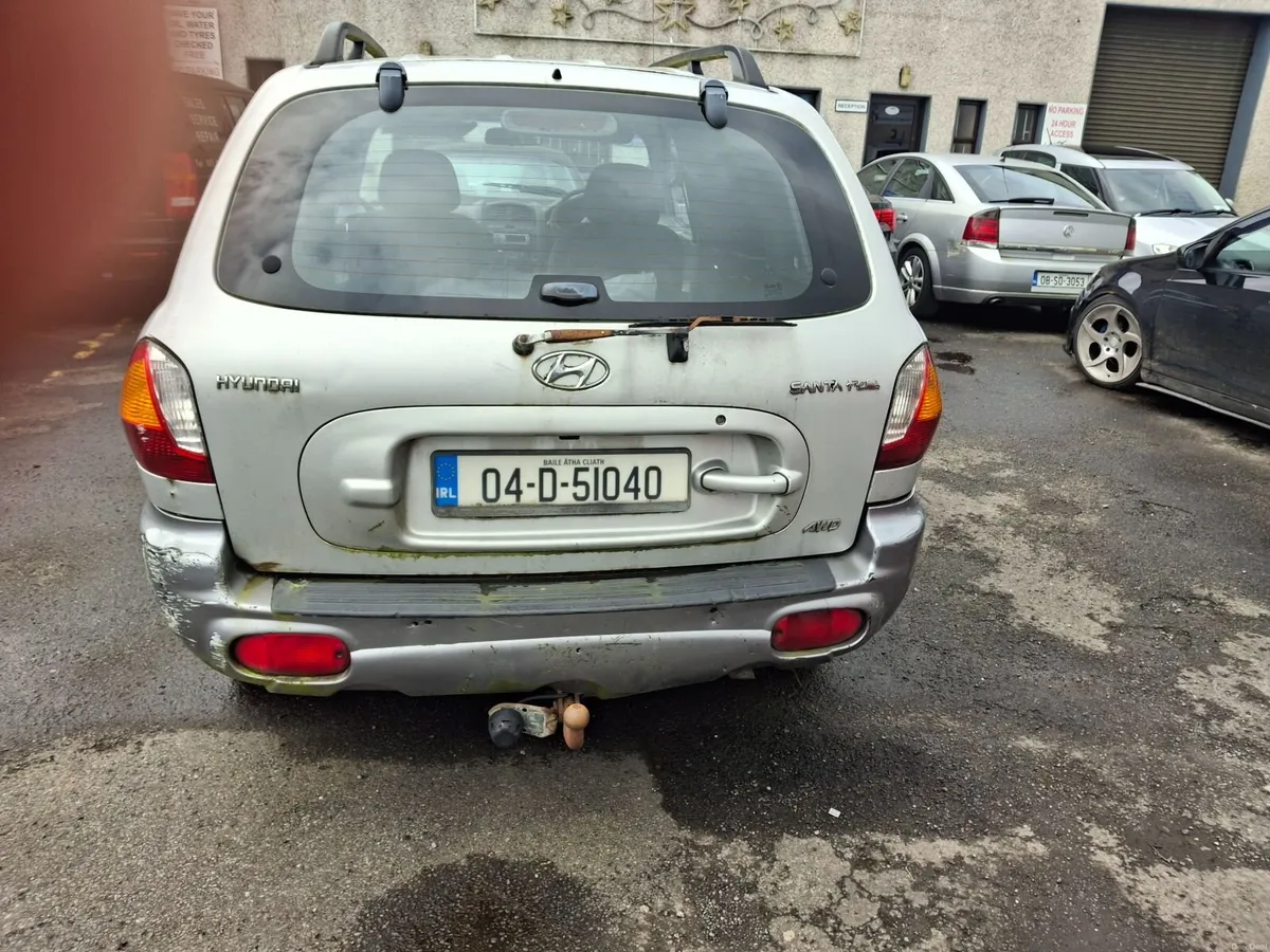 Hyundai Santa Fe 2004 - Image 2