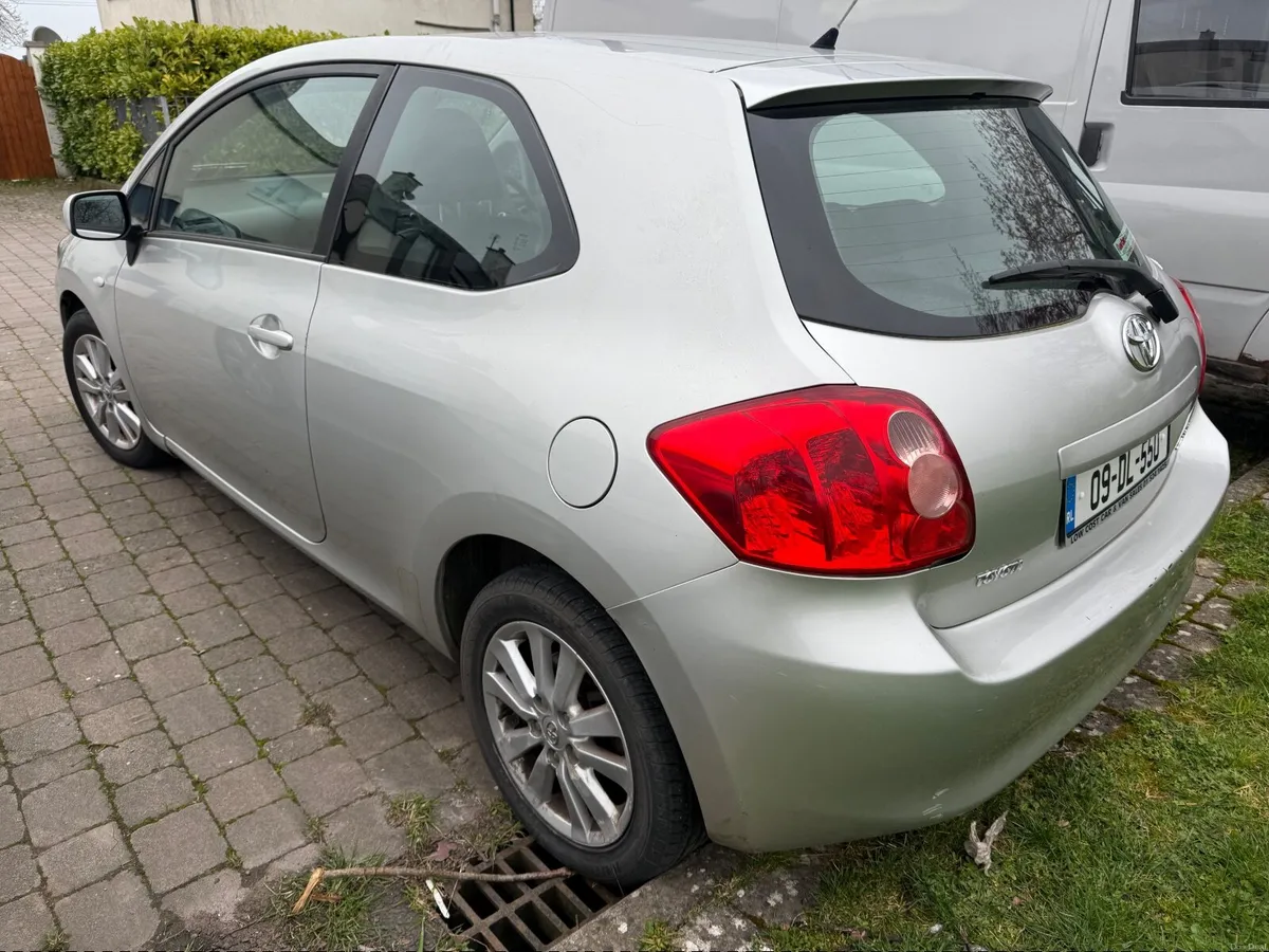 Toyota Auris 2009 - Image 2
