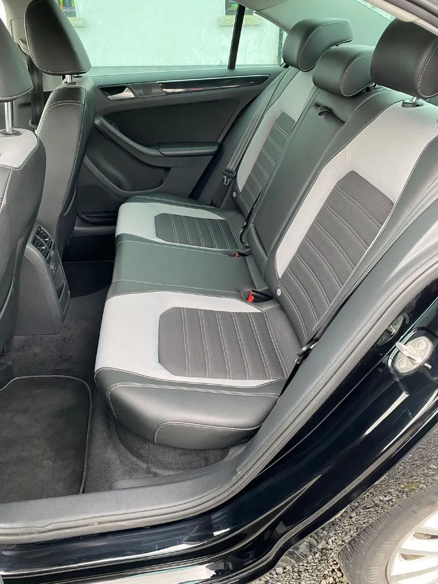 Volkswagen Jetta 2017 - Image 2