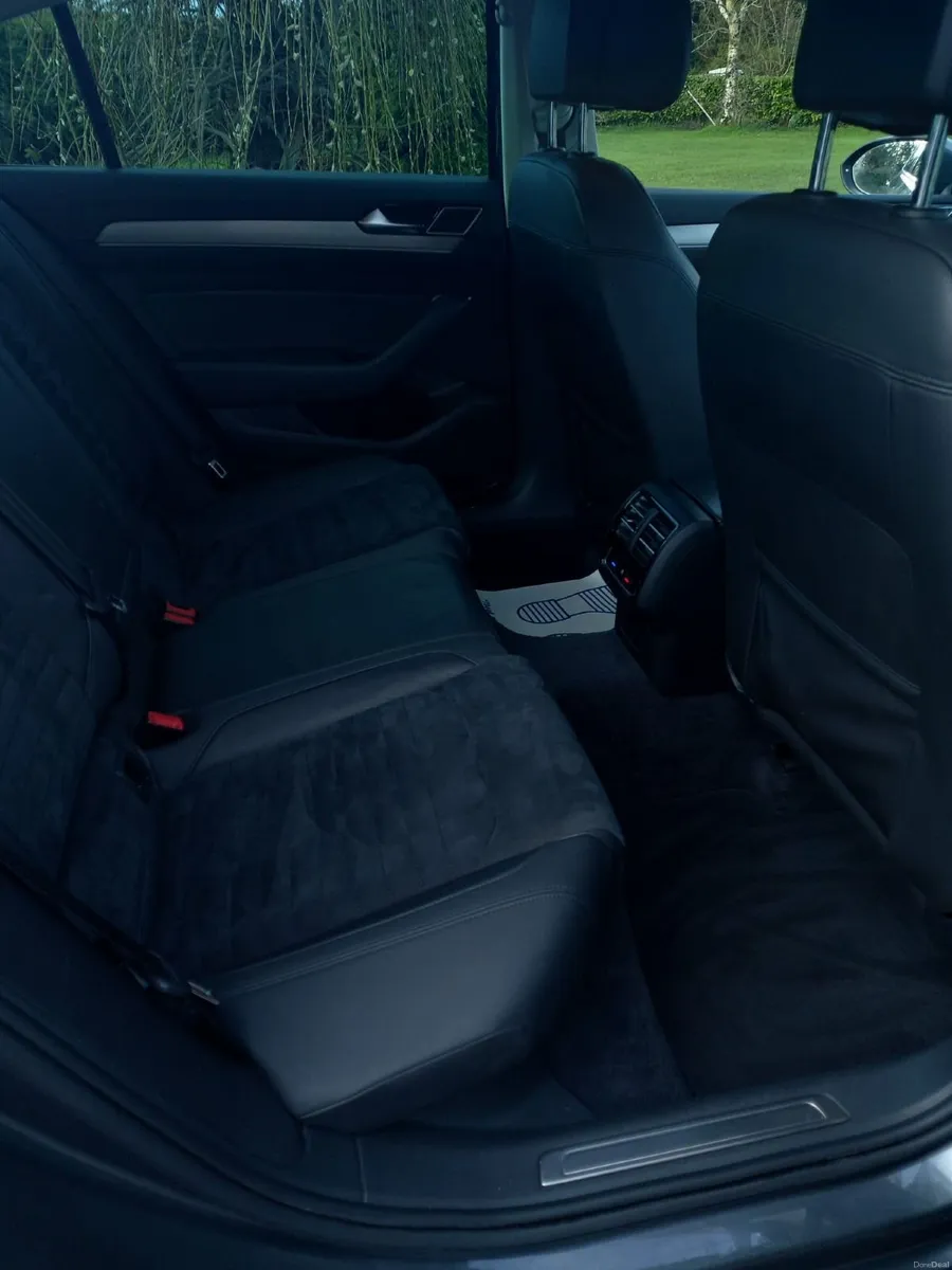 Volkswagen Passat 2015 - Image 2