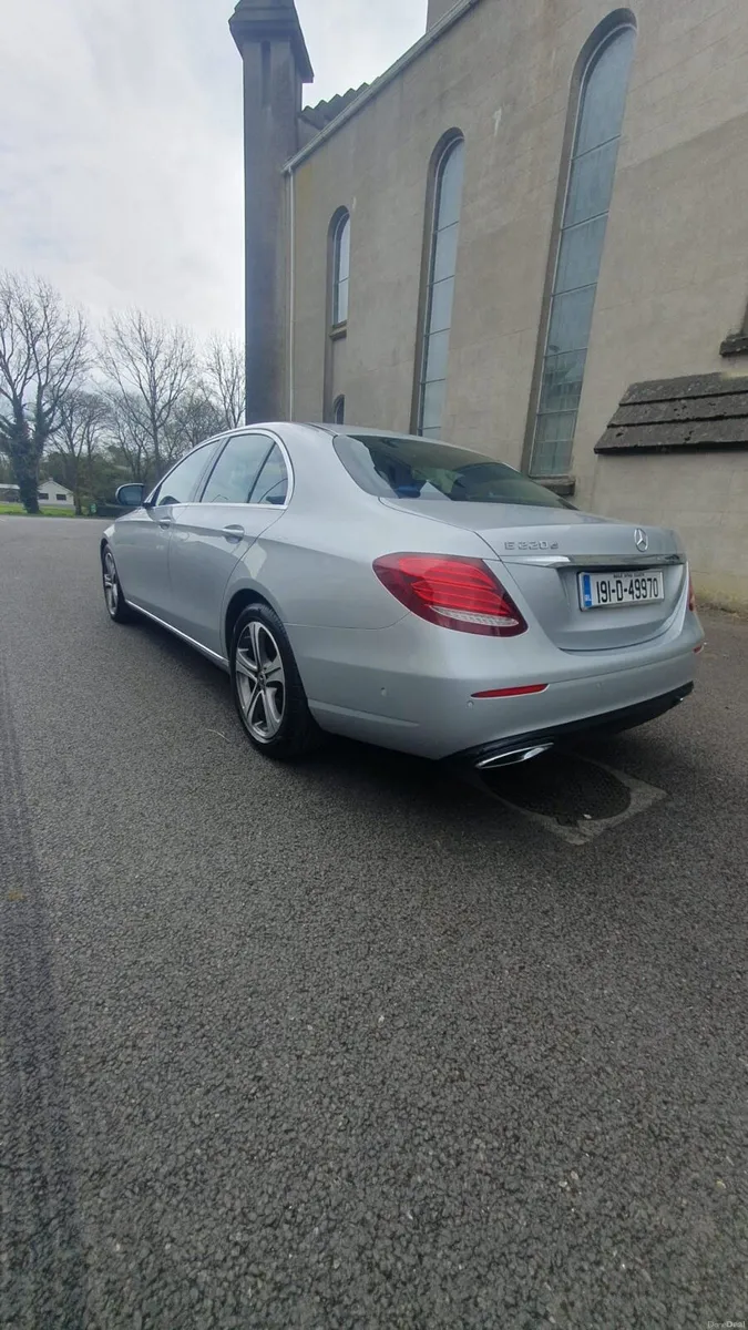 Mercedes  E220 - Image 2