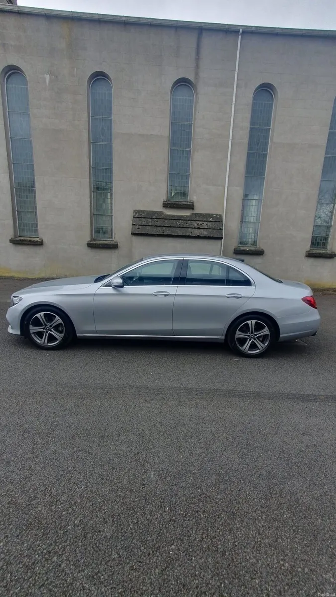 Mercedes  E220 - Image 4