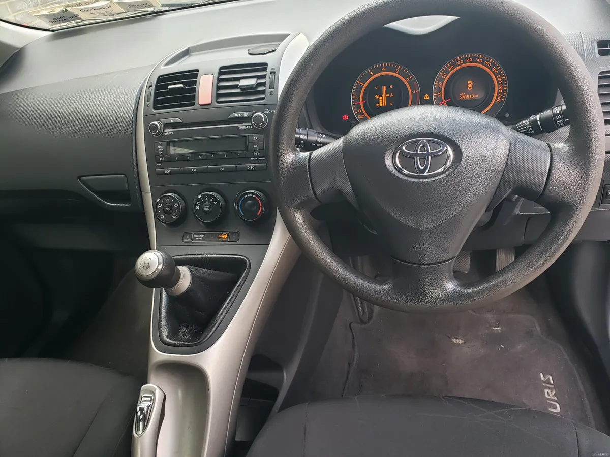 Toyota Auris 2007 - Image 2
