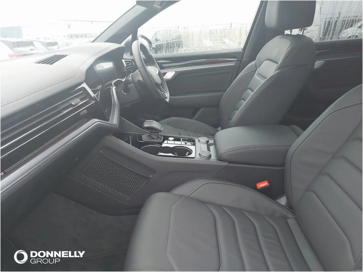 Volkswagen Touareg Diesel Estate Black Edition - Image 2