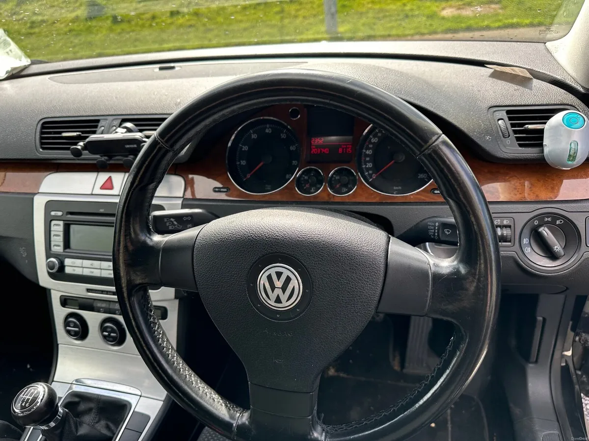 Volkswagen Passat 2008 - Image 2