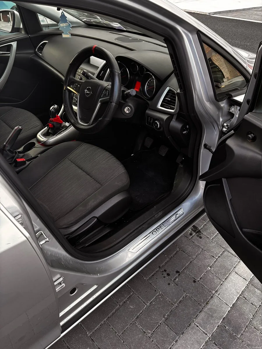 Opel Astra 2010 1.4 LOW MILEAGE - Image 3