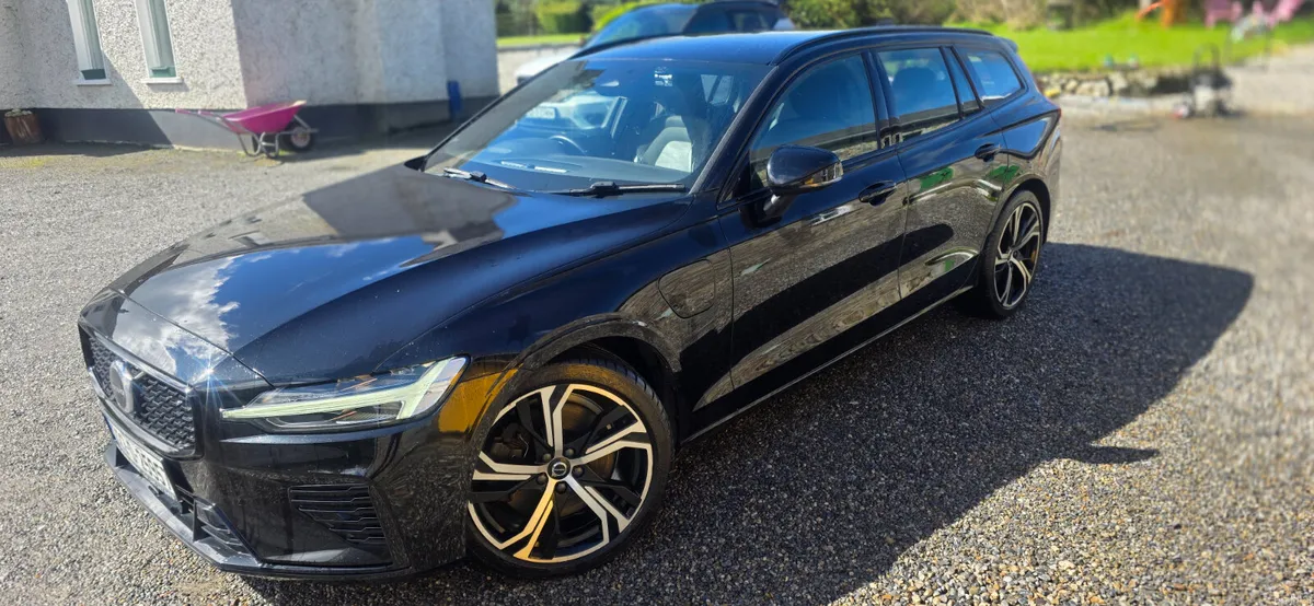 VOLVO V60 R DESIGN DARK EDITION T6 - Image 2