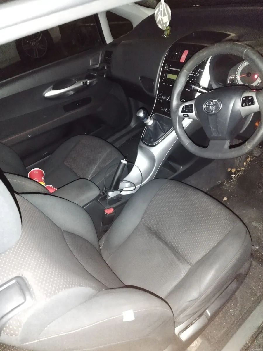 Toyota Auris 2011 - Image 4