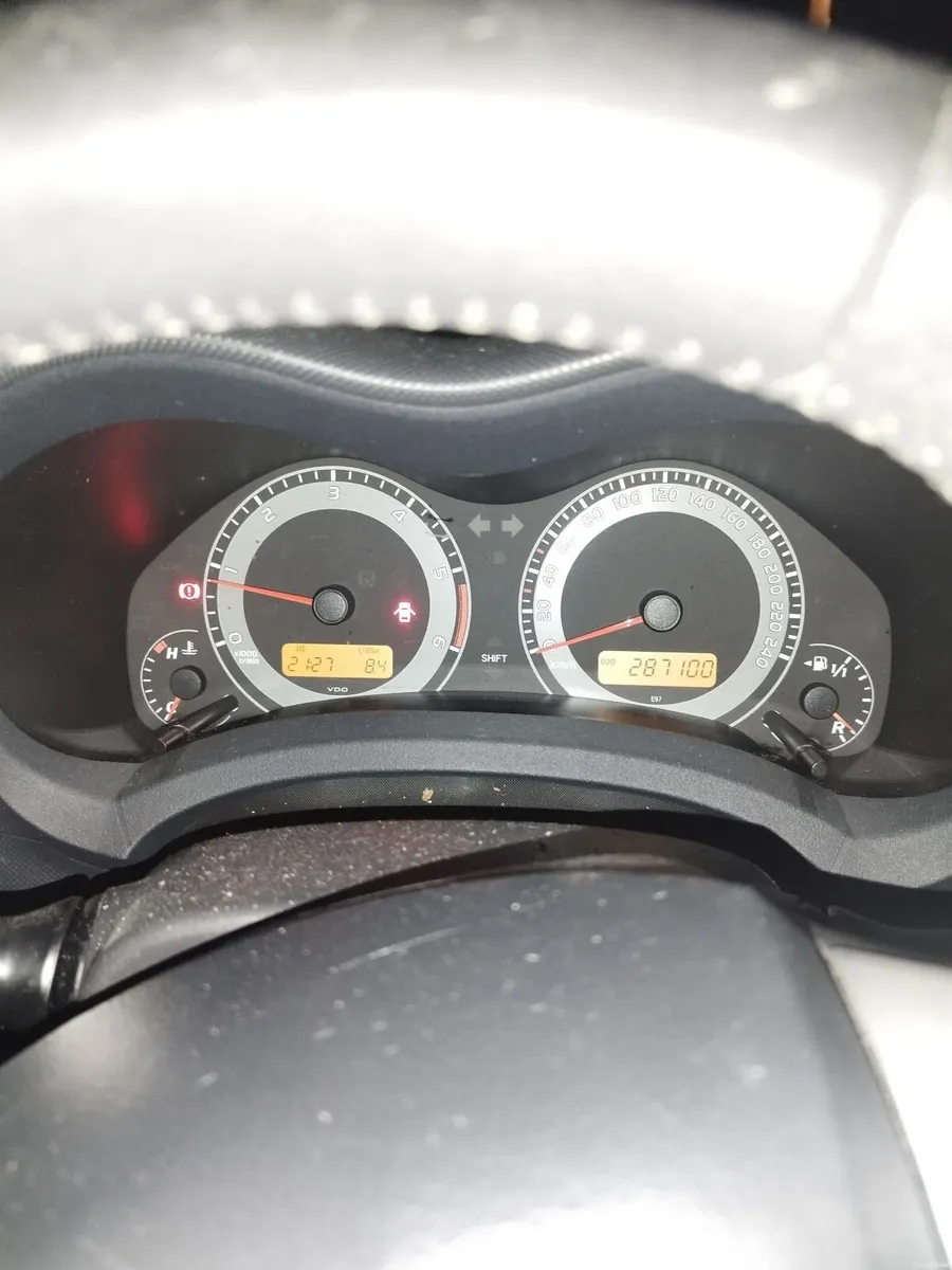 Toyota Auris 2011 - Image 2