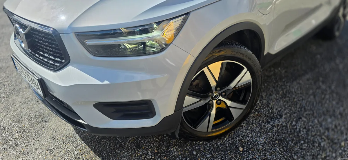 VOLVO XC40 T4 R DESIGN RECHARGE - Image 4