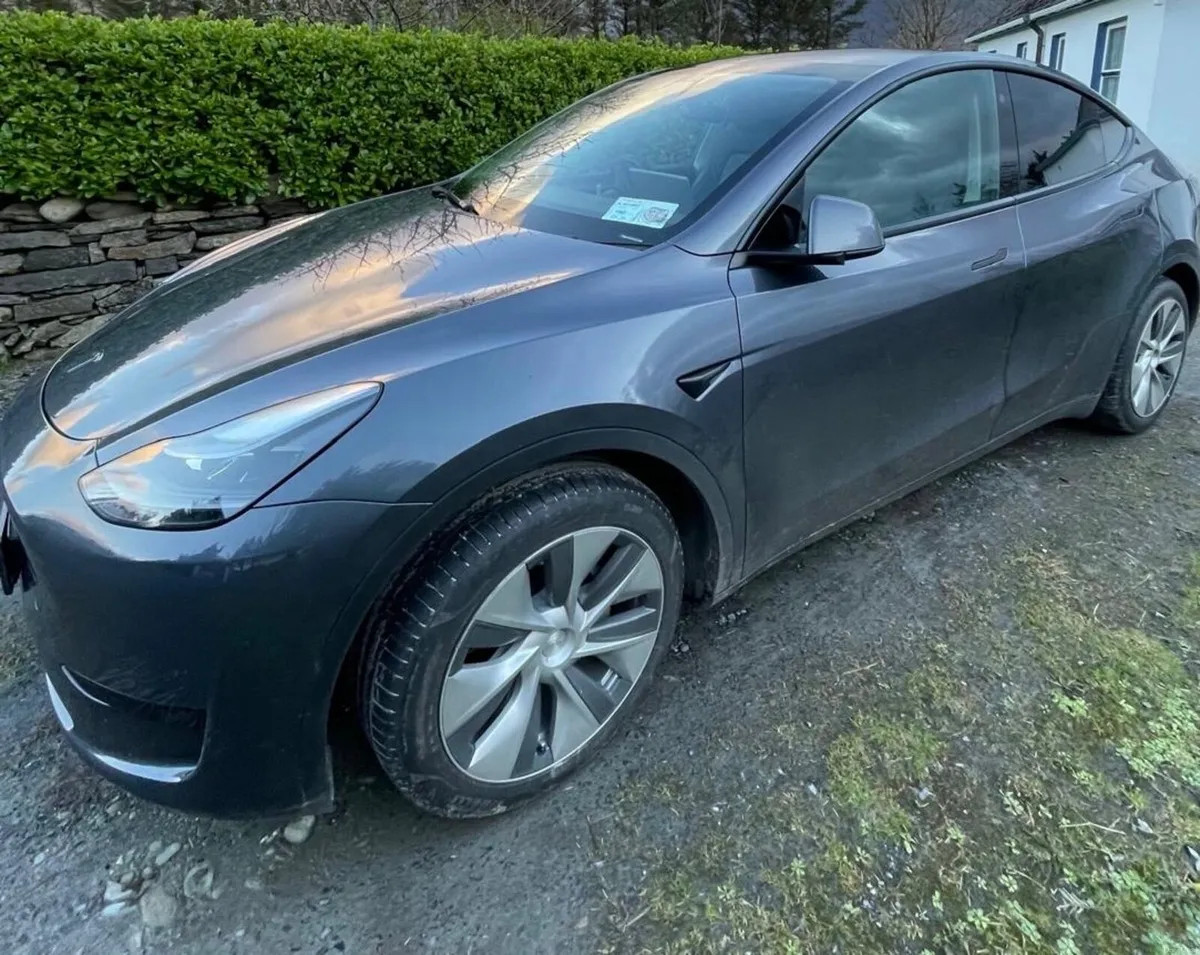 Tesla Model Y 2023 - Image 2