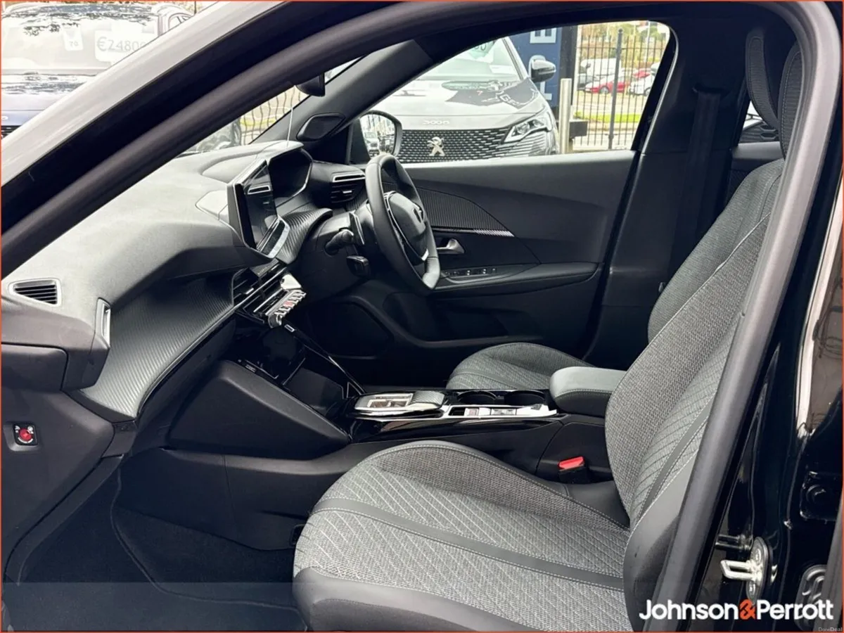 Peugeot 2008 HYBRID 145BHP e-DCS6 Allure - Image 4